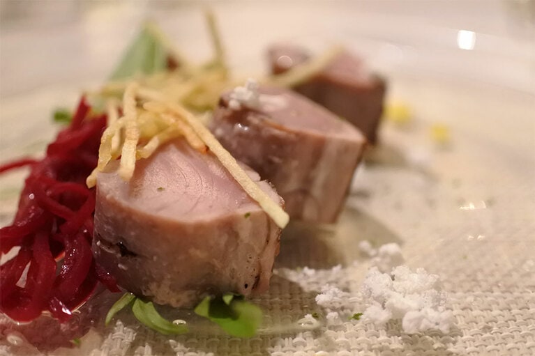 佐良浜港水揚げのカツオのミキュイ。カツオを低温調理で仕上げ、香り立つ温製のタタキに。