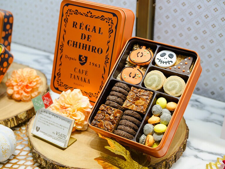 ハロウィン限定のクッキー缶も登場。