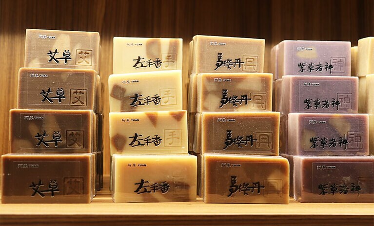 写真左が「ヨモギソープ」 1,500円。