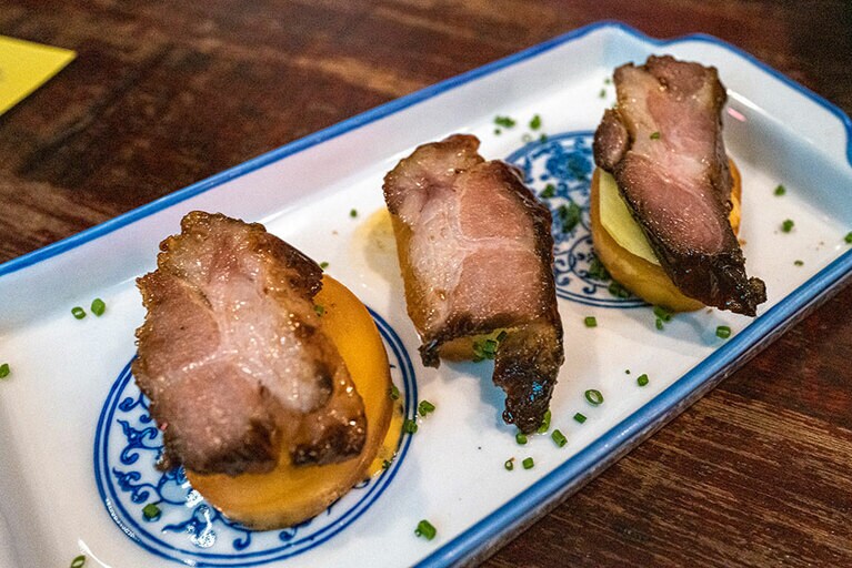 カリっとした揚げパンの上にパイナップルとイベリコ豚のチャーシューをのせたこの店の名物料理。148香港ドル。