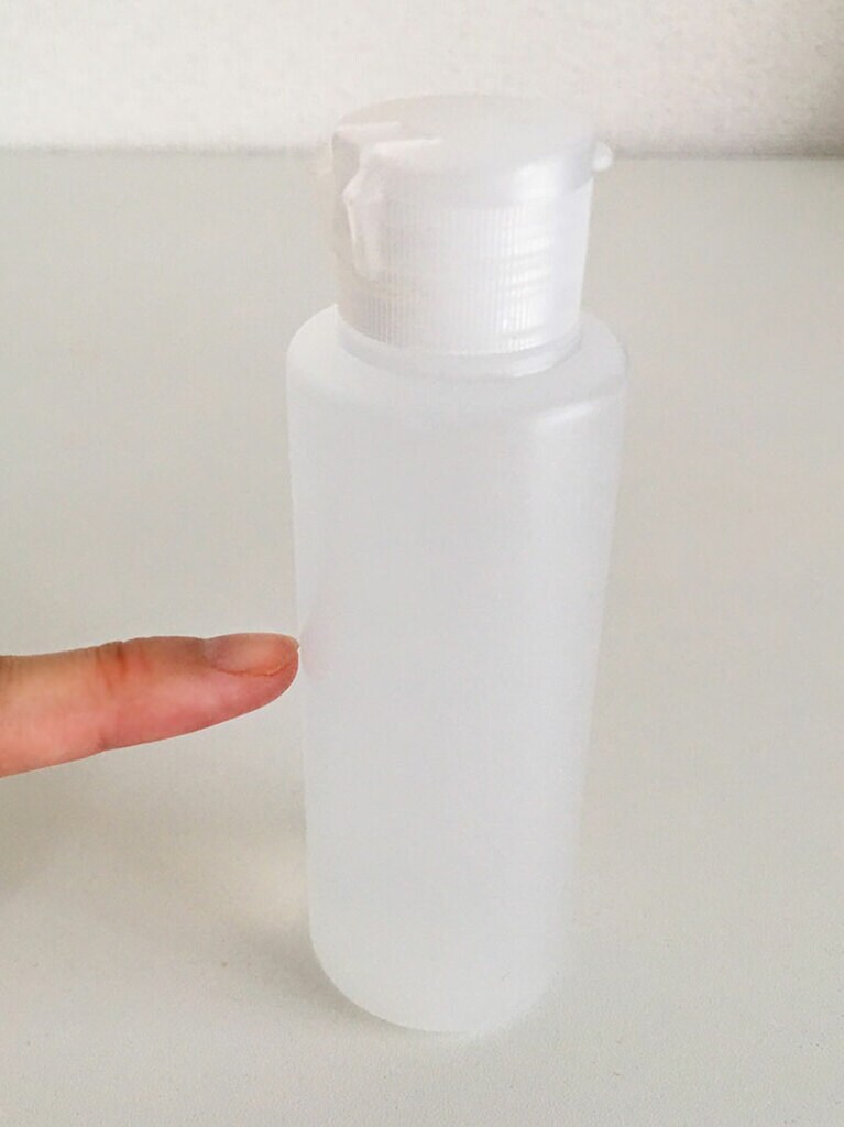 100ミリリットル入るボトルにローションを入れて使用。初回は指先辺りまで使いました。