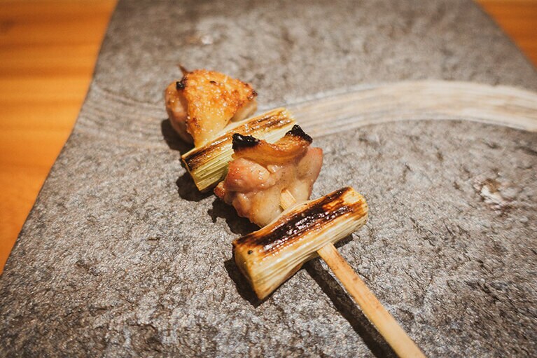 ベストな焼き加減でいただく「ねぎま」450円。