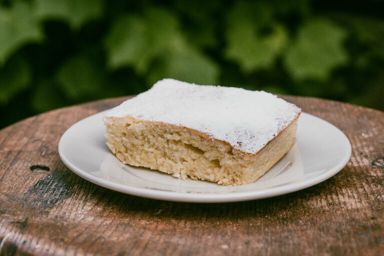 ココナッツケーキ 518円。