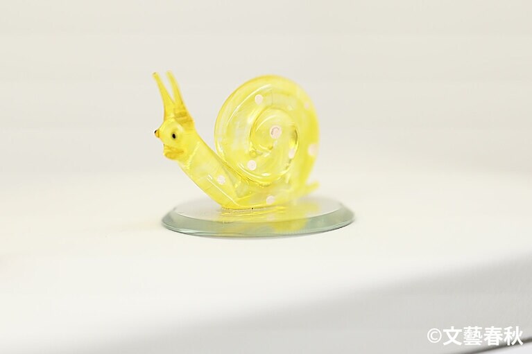 高峰さんが最後まで大事に手許に置いたカタツムリの小さな置きもの。