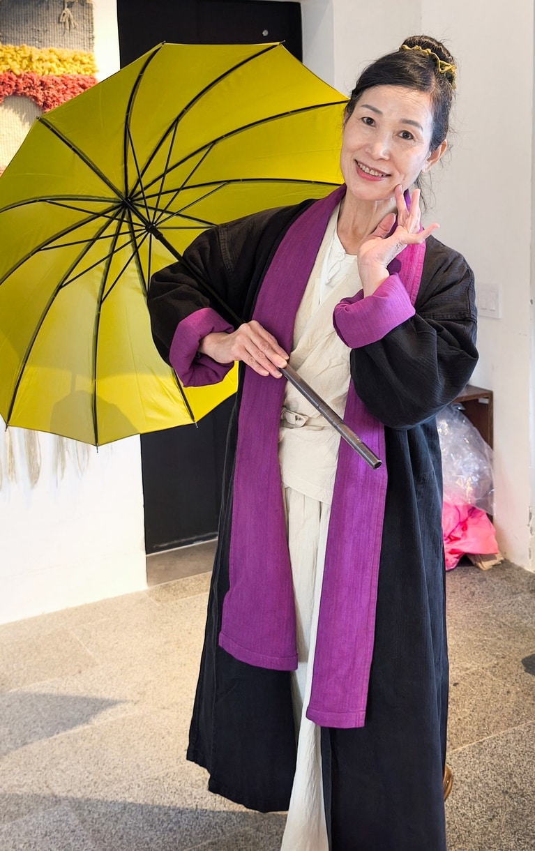 楽しそうに試着する女性客。舞台衣装などにも用いられます。