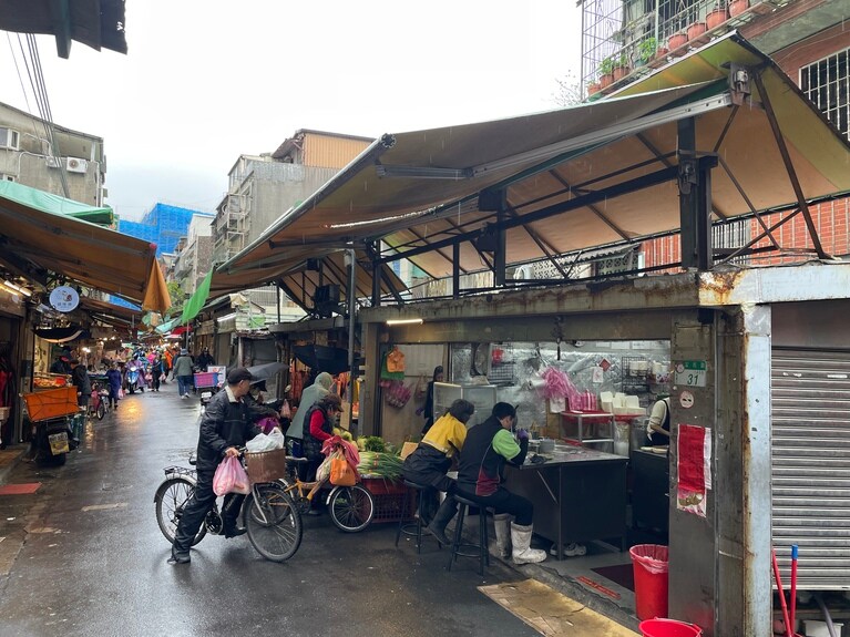 自転車やバイクに乗ったまま注文し、そのままテイクアウトするという光景もこの市場ならでは。台湾の活気を肌で感じてみてください。