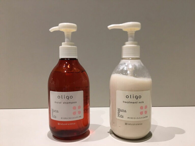 左から：ママ＆キッズ オリゴモイストシャンプーHS、同トリートメントミルクHS 各300mL 1,980円。
