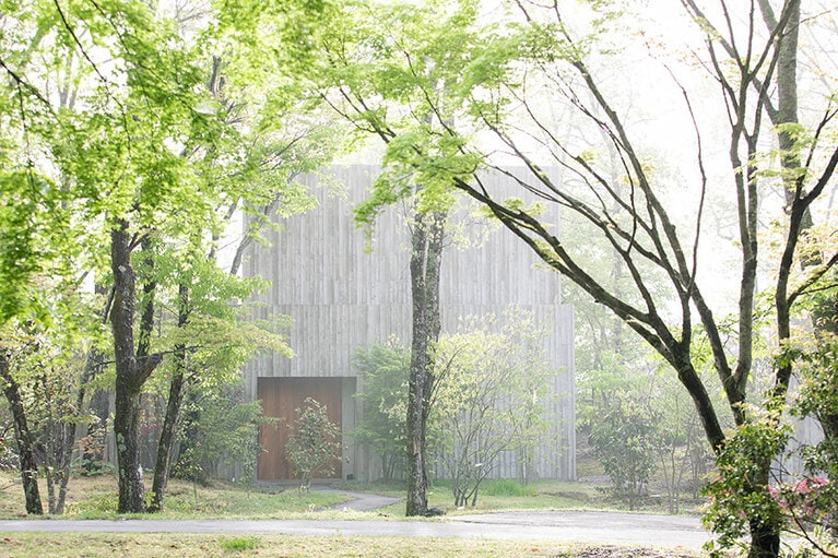 設計は、新進気鋭の建築家、植原雄一氏に依頼。広大な自然に建物を纏わせるように、目線や境界線をあえて曖昧に、フラットにした。モダンが自然と溶け込んでいく。