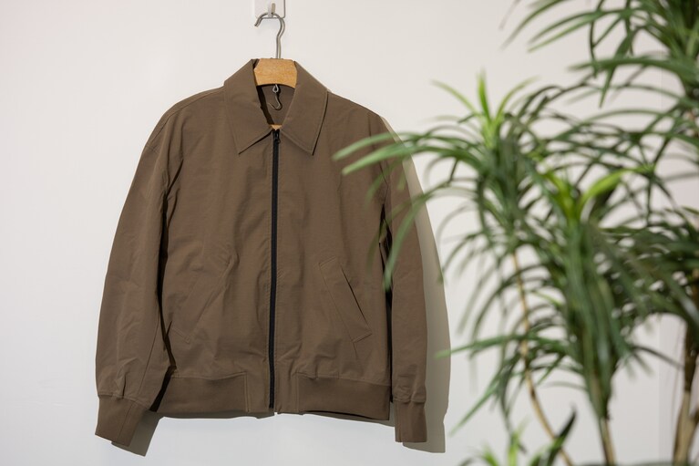 新作のジップアップジャケット ブラウン 3,990円。