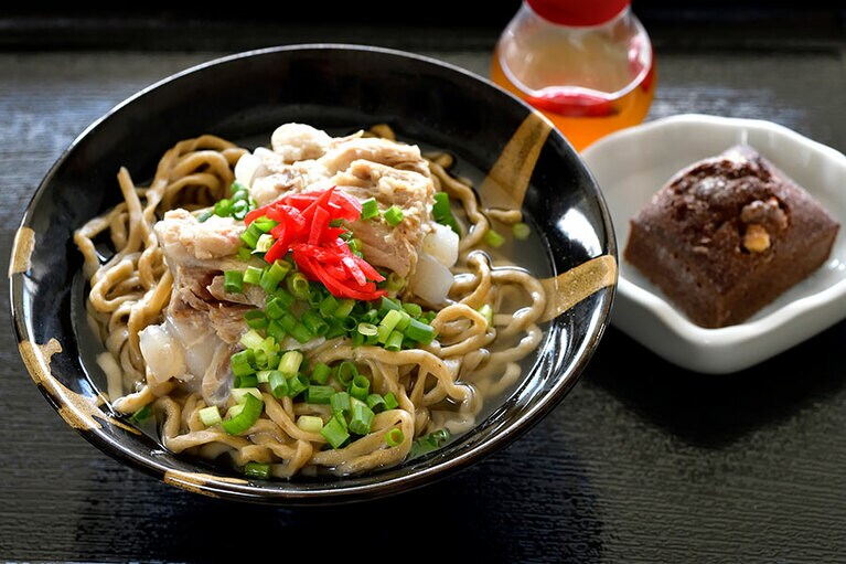 「もずく入り自家製麺塩軟骨ソーキそば(黒糖キャラメルパウンドケーキ付き)」600円。