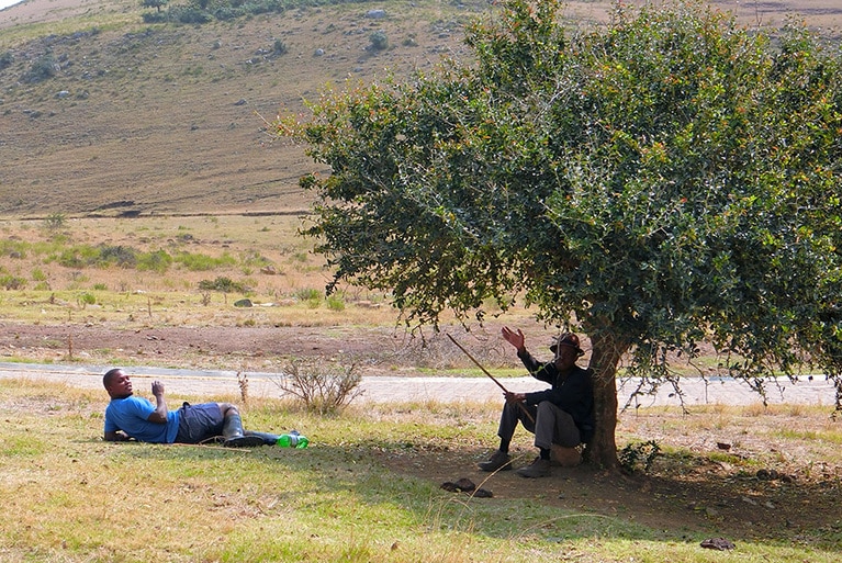 木陰でのんびりと休む村人。外国人が珍しかったのか、こちらに向かって手を振ってくれた。