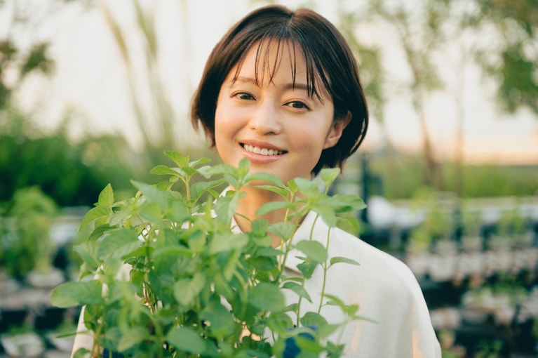 小林涼子さん。自身が経営する農園「AGRIKO FARM」で撮影。