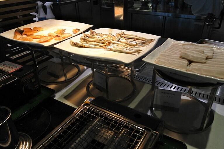 豚肉のスーチカーやししゃもは自分であぶって、あつあつを。