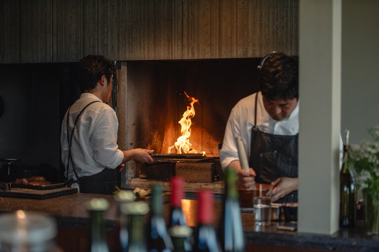 各々が自分の役割をこなし、連携しながら、料理とドリンクが提供されていく。（撮影：柳沢明夫）