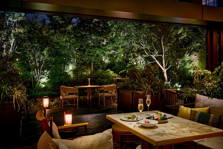 1階「P72」のテラス席。夜のイメージ。自然を感じられる開放的な空間で、季節の料理が堪能できる。