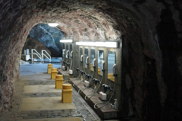 忘帰洞の洗い場は削堀された洞窟内。