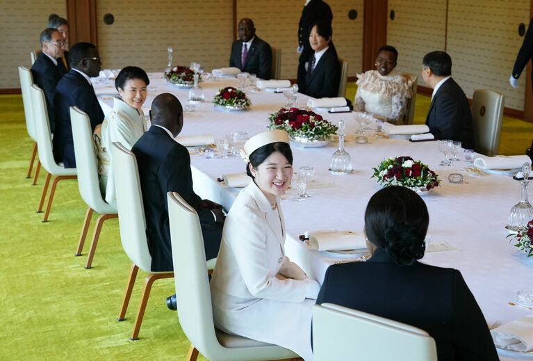 2024年2月9日、ケニアのルト大統領夫妻との昼食会に臨まれる天皇皇后両陛下と長女・愛子さま、秋篠宮さま。愛子さまが外国賓客との宮中午餐会に出席されたのは初めてのこと　©時事通信社