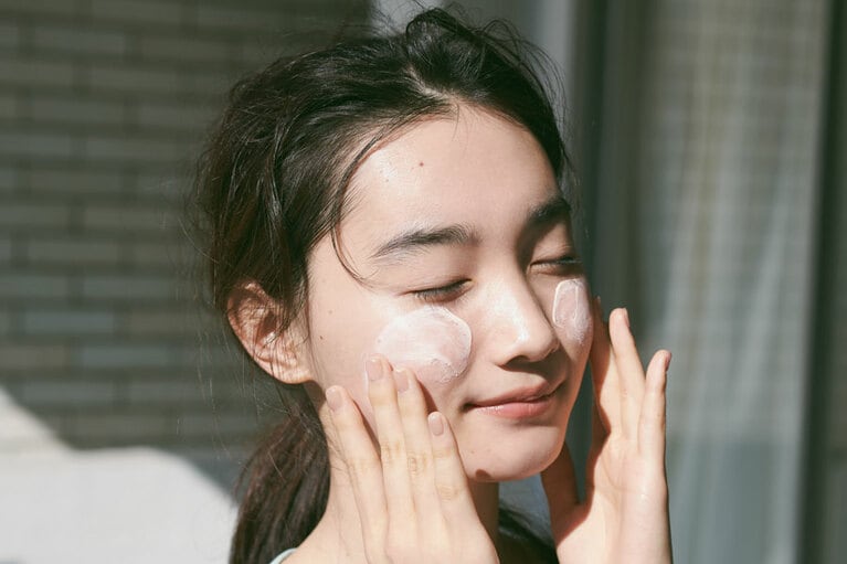 日中用UV乳液をたっぷりと。