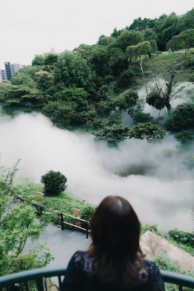 2020年から親しまれてきたホテル椿山荘東京の「東京雲海」。この7月からは「東京雲海－八雲－」へと進化、毎日9時40分から1時間ごとに開催されるその光景は必見。