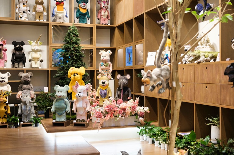 メディコム・トイ プラスで12月14日（日）まで開催中の展示「Bestioles」会場　Anne-Valérie Dupond ONE OF KIND BE@RBRICK 1000％（各550,000円）