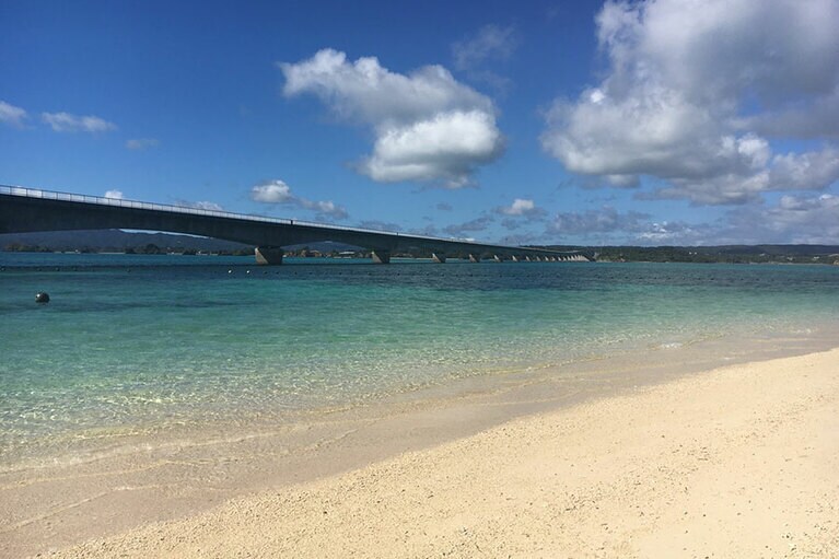 古宇利大橋のたもとにある、メインビーチの古宇利ビーチ。この透明度の高さ！©今帰仁村観光協会