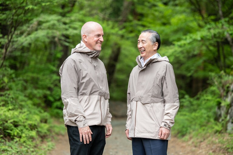 アメアスポーツジャパンのショーン・ヒリアー社長（左）と富士吉田市の堀内茂市長。