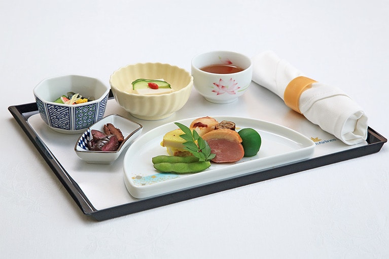ノリタケの器で供される和食バージョン。湯呑茶碗はベトナム航空のロゴと同じ蓮の花が描かれている。