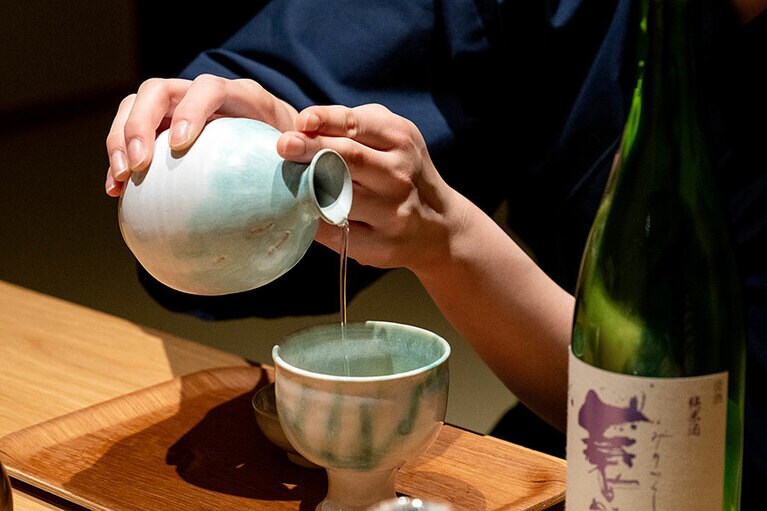 酒を注ぐときは「そび（鼠尾）、そび、ばび（馬尾）」＝細く、細く、太く、の要領で。