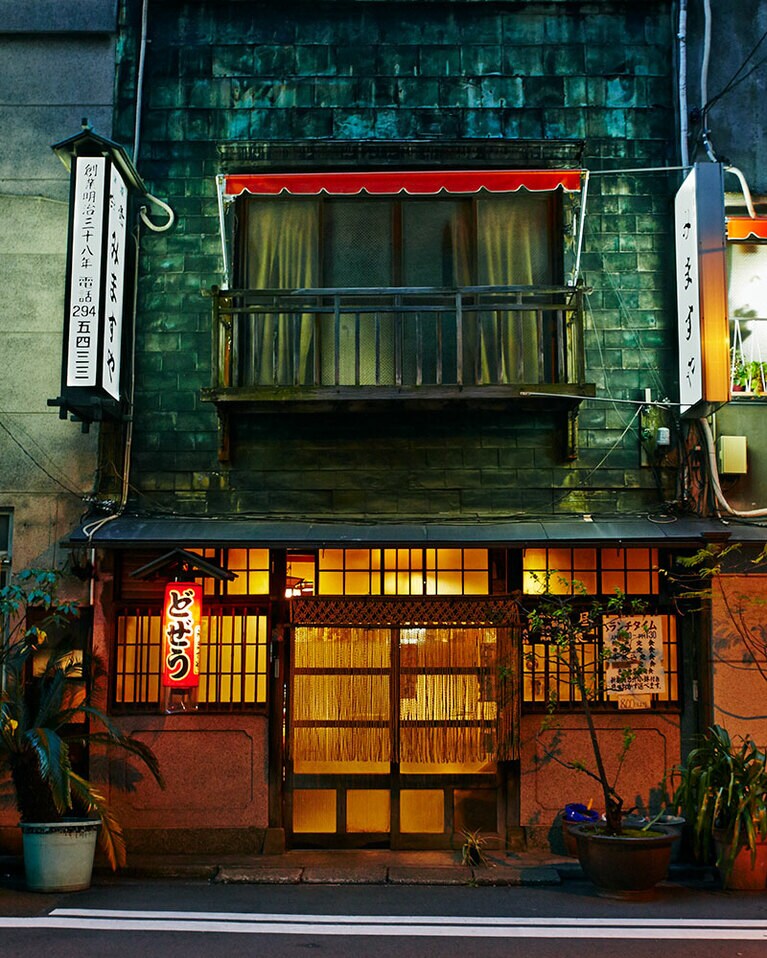 路地裏に佇む味な銅板の建物にのれんが揺れ、入る前からわくわくする。