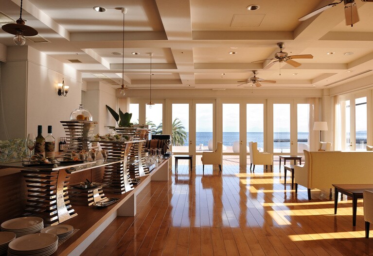 明るい光に祝福されるエグゼクティブラウンジ。