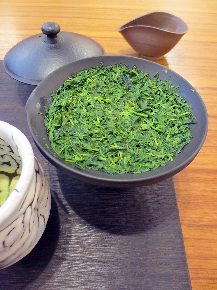 (6) 一煎目。茶葉は鮮やかな緑色。