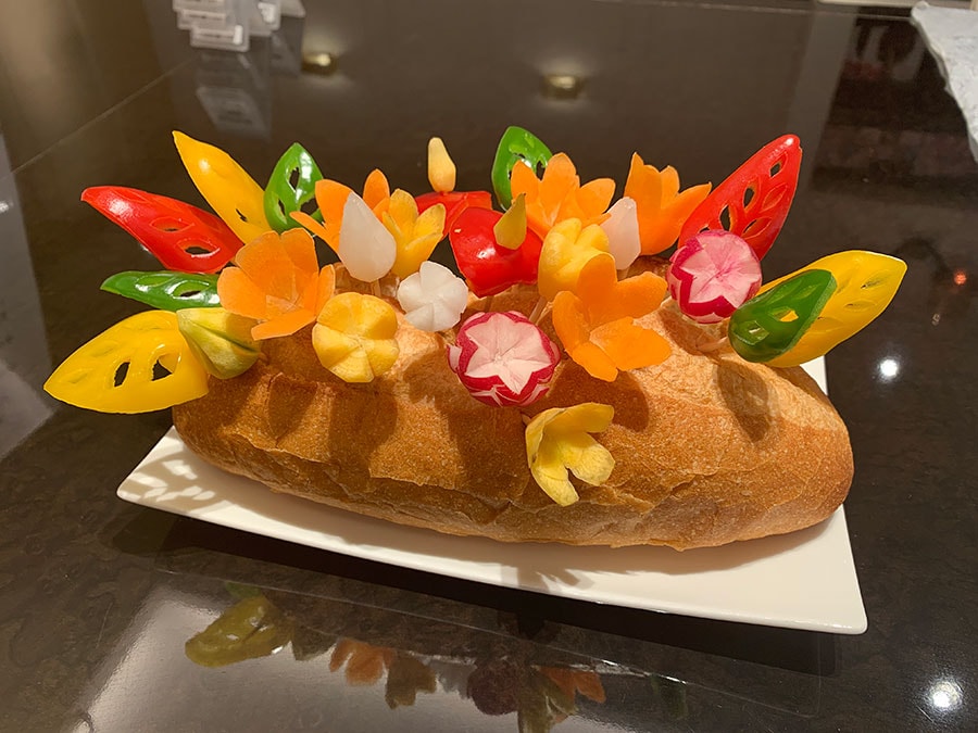 山口さんの作品「野菜の花のバゲットアレンジ」。