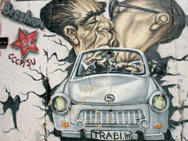 男同士がディープキスを交わす ベルリンの壁の強烈な風刺画 今日の絶景