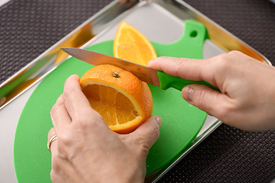 切り取った部分のオレンジの皮は後ほど使います。