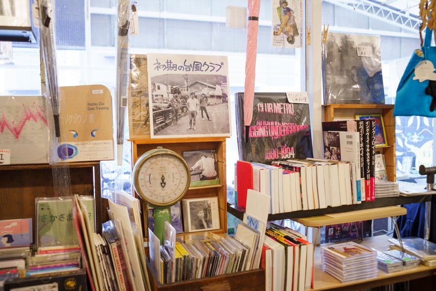 ホホホ座 浄土寺店。再復刻したLP『初期の台風クラブ』3,300円（ミニコミ新聞付き）など、CDやレコード、音楽本のコーナーも人気だ。