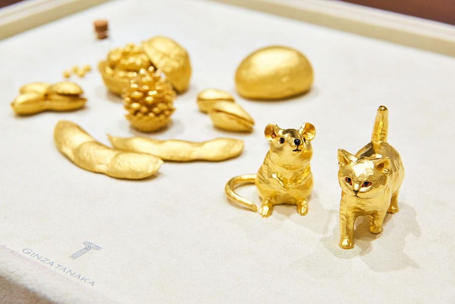 人気木彫り作家・はしもと みおさんと製作した動物シリーズ。純金オブジェ｢ねこ」1,200, 000円(税込)、｢子(ねずみ)｣980,000円(税込)。ほかに実物から型を取ったオブジェも。