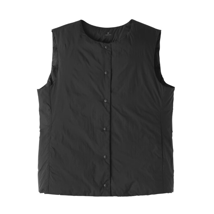 婦人　軽量ダウンポケッタブルノーカラーベスト　4,990円。