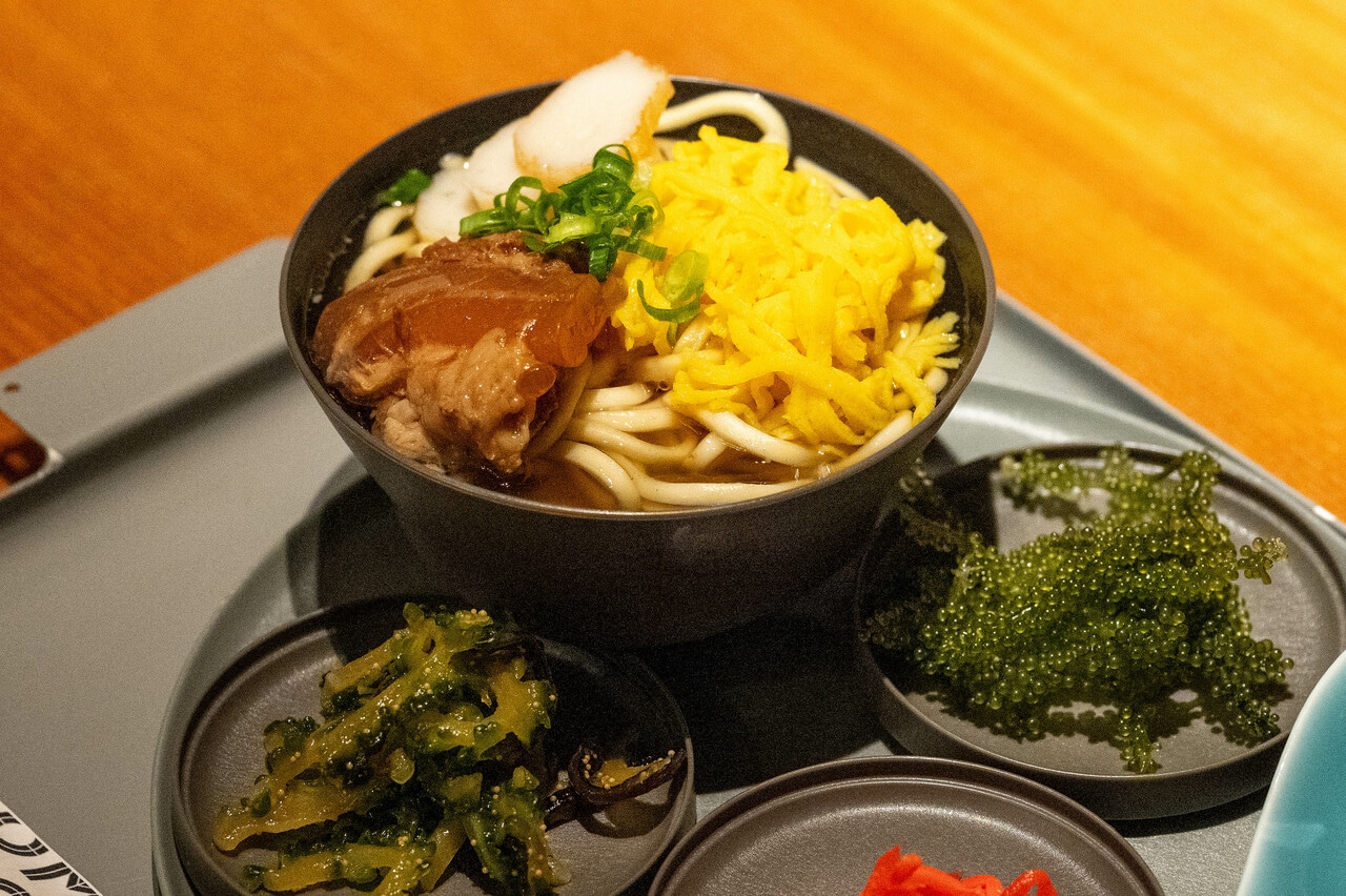 〆沖縄そば 800円。そばは本格的だし、小皿料理もついて、まあまあなボリューム！