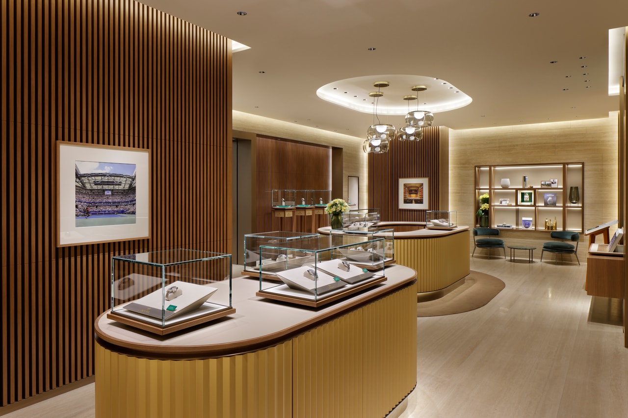 店内には現行モデルの試着可能な展示見本品を多数ディスプレイ。奥にはロレックスの関連書籍を並べたライブラリースペースも。