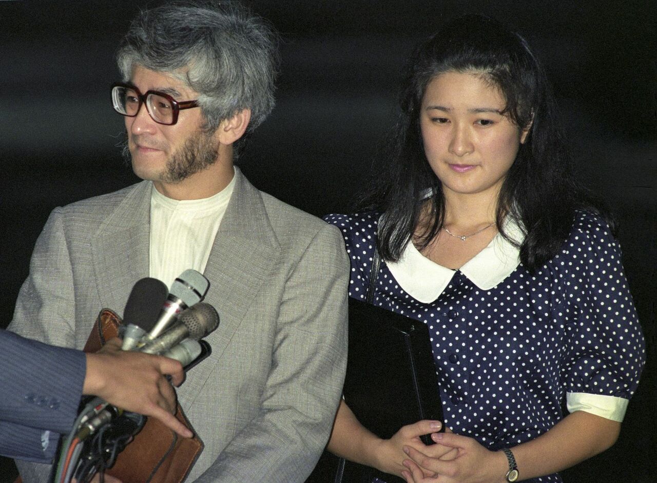 1989年8月、婚約報道後、初めて報道陣の取材に応じる川嶋辰彦さんと紀子さん（当時）　©時事通信社