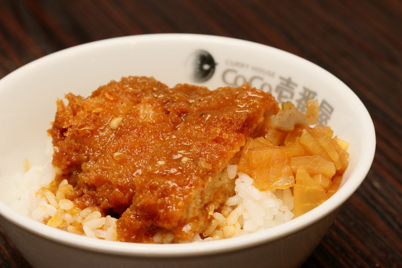 即席ミニカツカレー丼（福神漬け添え）