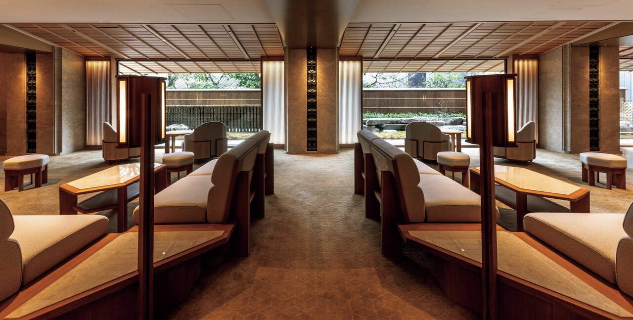 宿泊者ラウンジの家具はアール・デコ調で統一。