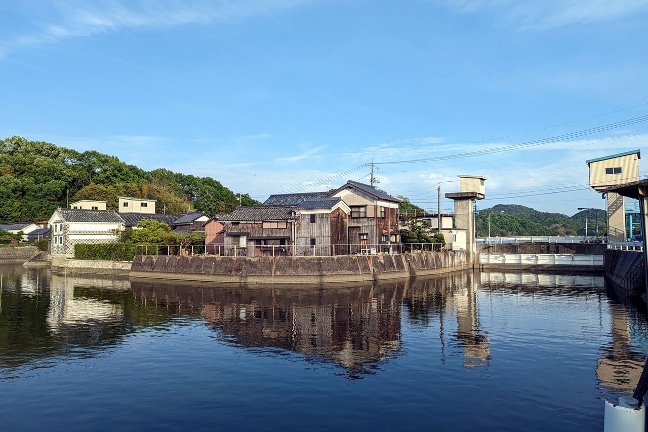 青空をバックにした小島　