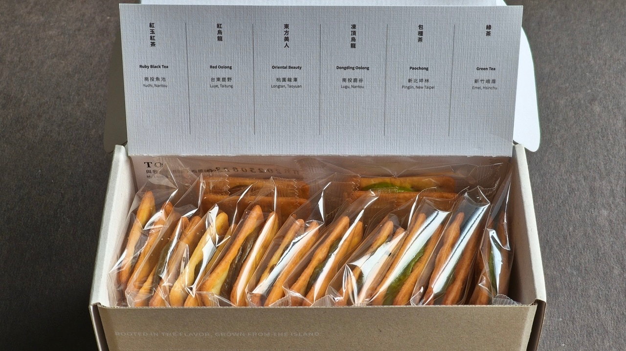 シンプルな箱に入った台湾茶味ヌガー入りクラッカー。
