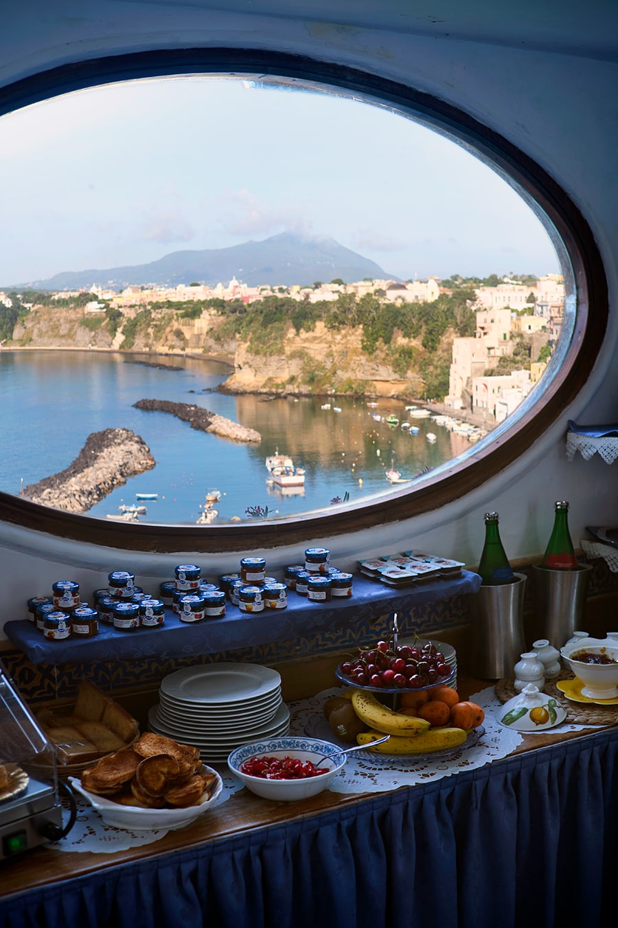 朝食は甘いパンが並ぶイタリアンスタイル。席は屋内外にある。