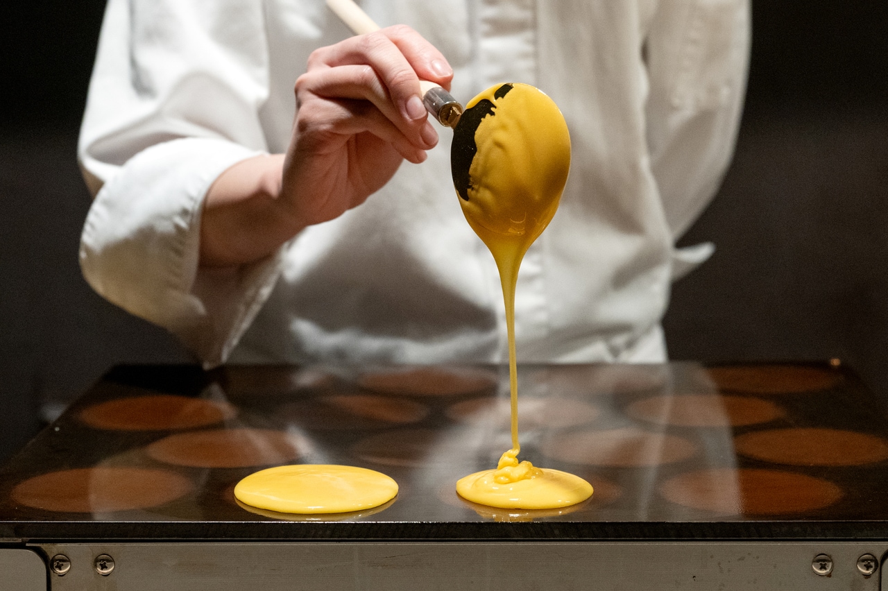 使い込まれた銅板で生地を焼く。