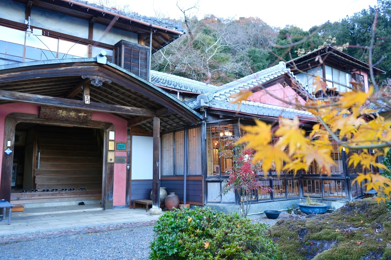 江戸時代創業の千歳楼。紅殻色の唐破風の玄関が出迎える。