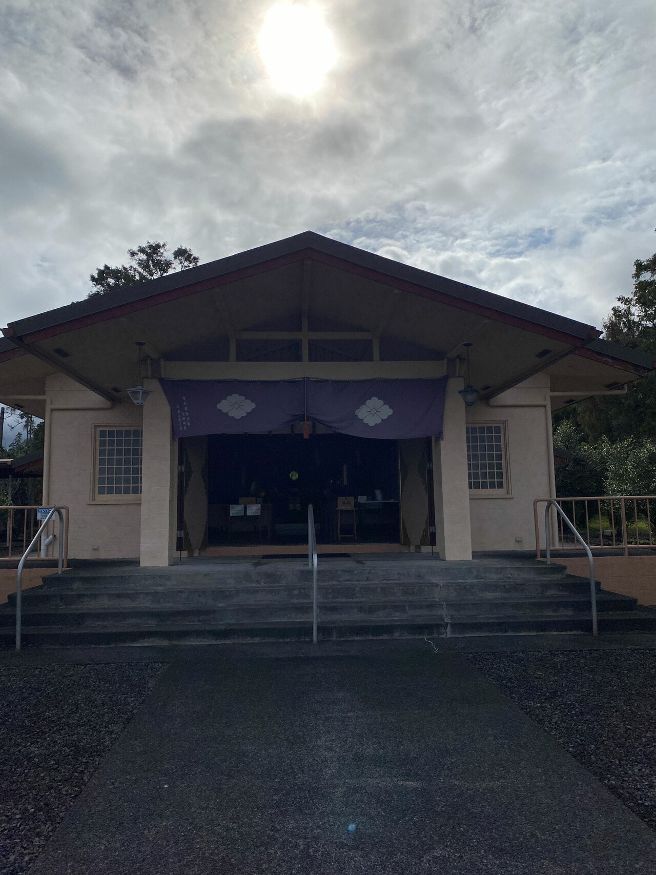 津波による被害を受けながらも、地元の人々に愛され守られ続けている神社です。