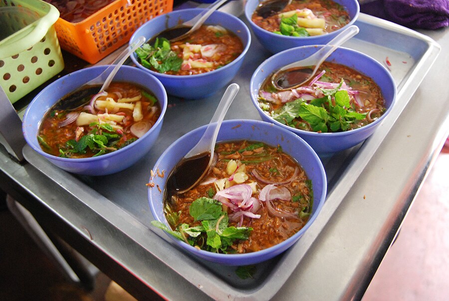 魚のだしで作る「アッサム・ラクサ／Asam Laksa」は、ペナンの名物。新鮮な魚をたっぷり使っている。