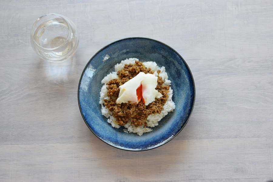 ミンチ肉を炒めるときにインスタントソースを使うだけ。ソースには玉ねぎなど野菜も入っているため、奥深い味に。